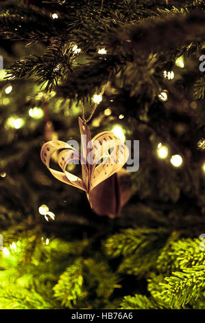 Edwardian handgefertigtem Weihnachtsschmuck, Herz am Weihnachtsbaum Dekoration/Papier, Stockfoto