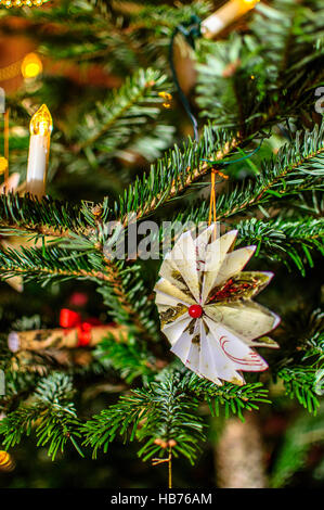 Edwardian handgefertigte Weihnachtsdekorationen, Engel an Weihnachtsbaum, Papier Dekorationen, Stockfoto