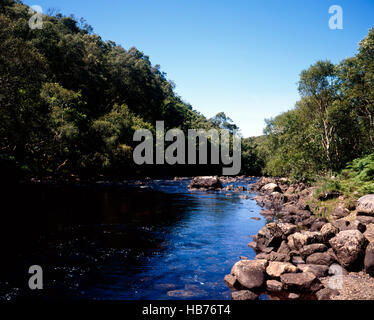 Der Fluss Kirkaig unter Fionn Loch unten Suilven in der Nähe von Lochinver Assynt Sutherland Schottland Stockfoto