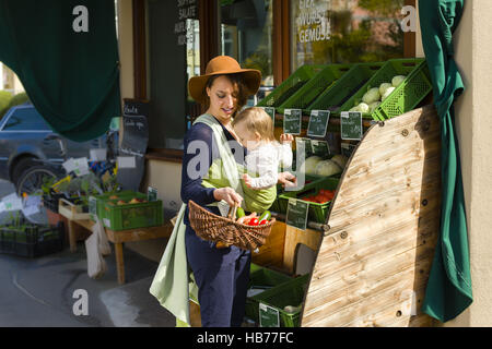 Mutter und Kind im Tragetuch Stockfoto