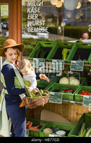 Mutter und Kind im Tragetuch Stockfoto