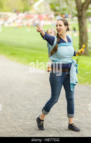 Mutter und Kind im Tragetuch Stockfoto