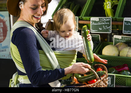 Mutter und Kind im Tragetuch Stockfoto