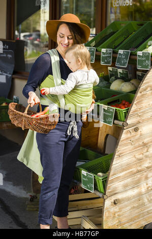 Mutter und Kind im Tragetuch Stockfoto