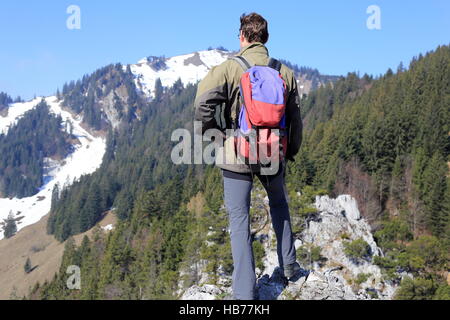 Wanderer steht auf Felsen Stockfoto