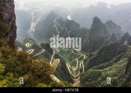 Tianmen kurvenreiche Bergstraße Stockfoto