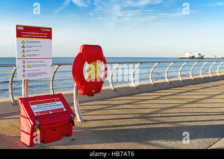 Blackpools Nordpier & lebensrettende Ausrüstung Stockfoto