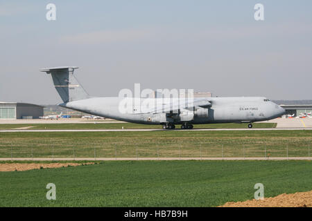 Stuttgart/Deutschland 22. Juni 2011: C5-M Super Galaxy aus USA Luftwaffe am Stuttgarter Flughafen. Stockfoto