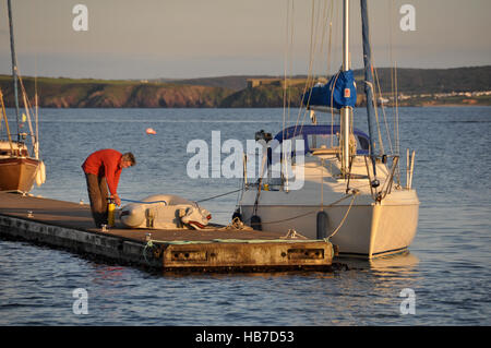 Segler sein beiboot in der "Dale äußeren Pontoon aufpumpen, bevor sie an Land gehen, Stockfoto