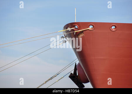 Festmachleinen loser LNG-Tanker an der South Hook LNG-Terminal festgemacht. Zwei Ratte Scheiben hängen über den Bogen aber nicht verwendet. Stockfoto