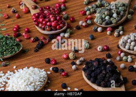 bunte Gewürze in Holzlöffel Stockfoto