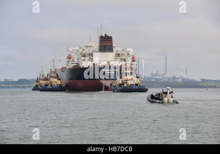 Super tanker Stavanger Prinz in Milford Haven unterstützt von drei Schleppern unter den wachsamen Augen der Polizei Rippe Stockfoto