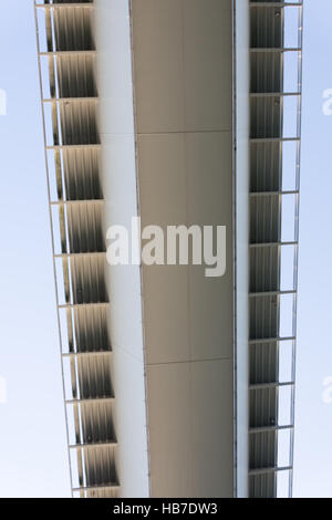 Abschnitt der Brücke von unter suchen arty gegen einen grau-weißen Himmel, oder ist es das Segel eine Windmühle oder eine Wasserrutsche... Stockfoto