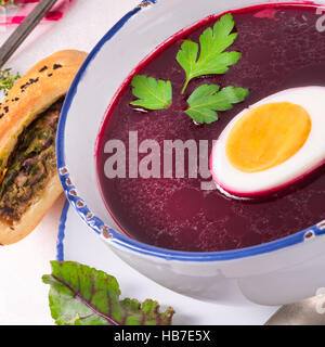 Rüben grüne Suppe mit Ei Stockfoto