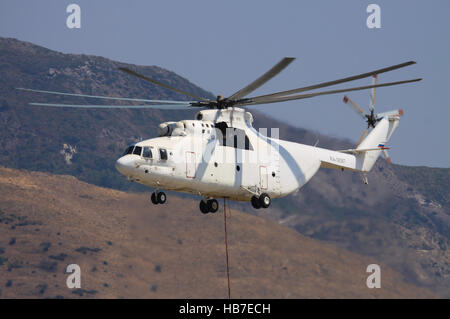 Zakynthos/Griechenland 3. August 2015: Mil Mi 26 Flughafen Zakynthos. Stockfoto