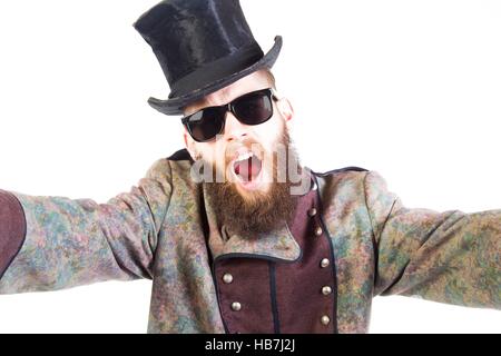 Mann in seltsamen Outfit eine seltsame Geste. Stockfoto