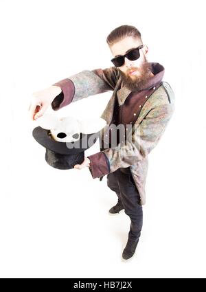Magier herausziehen Hasenmaske aus seinen Hut. Stockfoto