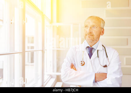 Porträt von leitender Oberarzt im Krankenhaus Stockfoto