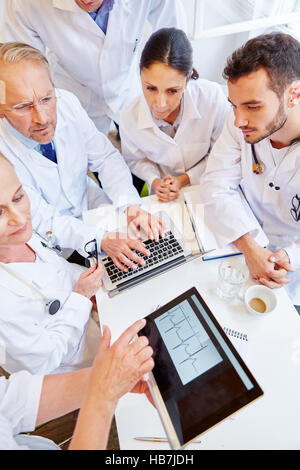Kardiologe Auschecken ECG von Patient und Analyse der Ergebnisse Stockfoto