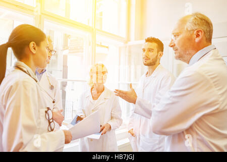 Ärzte und Krankenschwestern als Ärzteteam in treffen Stockfoto