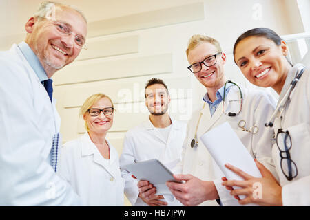 Erfolgreiche Ärzteteam glücklich lächelnd im Krankenhaus Stockfoto