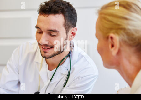 Allgemeinmediziner in Absprache mit älteren Patienten Stockfoto