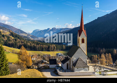 Pfarrkirche Hl. Nikolaus in Winnebach/Prato Alla Drava, Südtirol, Alto Adige, Südtirol - Italien Stockfoto