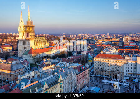 Blick auf einen Hauptplatz in Zagreb, Kroatien, zur Adventszeit von oben Stockfoto