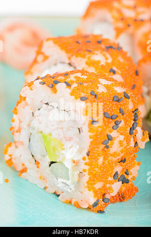 California Maki Sushi mit masago Stockfoto