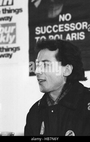 Peter Tatchell.    Michael Foot unterstützt Peter Tatchell als Kandidat der Labour in Bermondsey durch Wahl, 1983.  Simon Hughes stand für die liberale Partei. Nach einer bitteren Kampagne die Liberalen verwendet homophobe Abstriche gegen Tatchell riesige Gewinne machen und nahm den Platz, Stockfoto