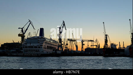 Kreuzfahrtschiff auf einer Werft, Hafen, Hamburg, Deutschland Stockfoto