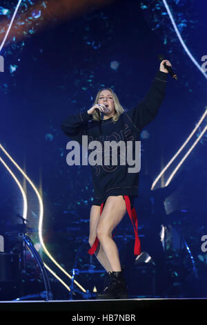 Ellie Goulding auf der Bühne in der Hauptstadt Jingle Bell Ball mit Coca-Cola in der Londoner O2 Arena. Stockfoto