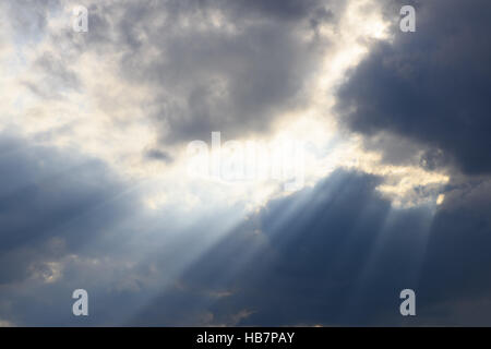 Gewitterwolken mit Sonnenstrahlen Stockfoto