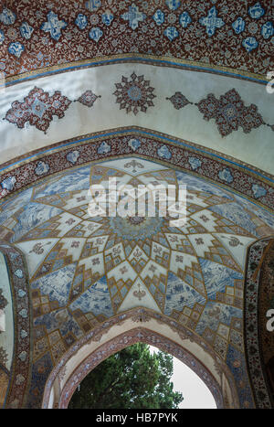 Gefliesten Decke des Pavillon im historischen Fin Garten in der Stadt Kashan, Iran Stockfoto