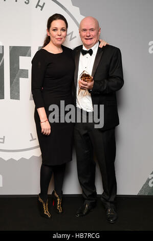 Dave Johns mit den Best Actor Award für I Daniel Blake neben Moderatorin Olivia Colman bei den British Independent Film Awards an Old Billingsgate Market, London. Stockfoto