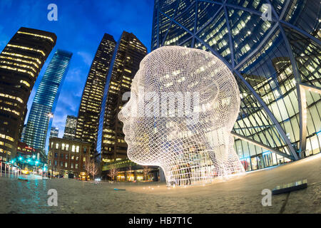 Eine Nacht, fisheye Ansicht der Skulptur Wonderland von Jaume Plensa vor The Bow Wolkenkratzer in Calgary, Alberta, Kanada. Stockfoto