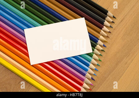 Leeres weißes Papier und Buntstift auf hölzernen Hintergrund Stockfoto
