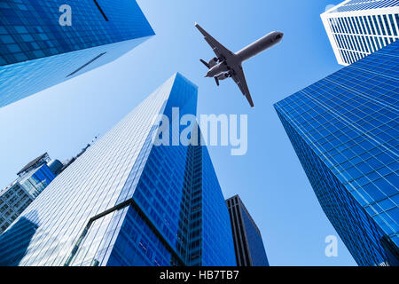 Flugzeug über Bürogebäude Stockfoto