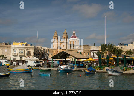 Hafenseite am kleinen Hafen von Marsaxlokk auf der Insel Malta Stockfoto