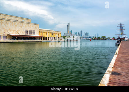 Waterfront mit einem Piratenschiff und Wolkenkratzer sichtbar in Cartagena, Kolumbien Stockfoto