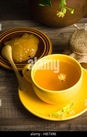 Stillleben mit Linden Tee und Honig Stockfoto