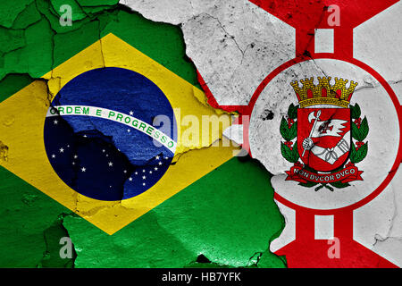 Flagge von Brasilien und São Paulo auf rissige Wand gemalt Stockfoto