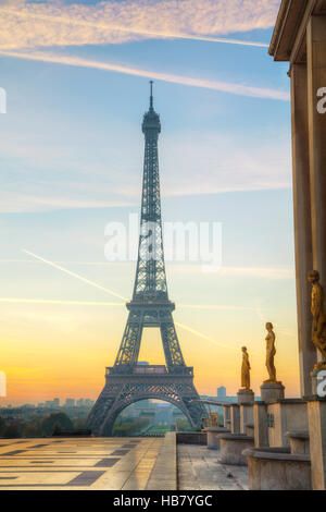 Stadtbild mit dem Eiffelturm in Paris, Frankreich bei Sonnenaufgang Stockfoto