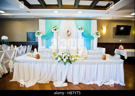 Hochzeit Dekoration auf Tisch des Brautpaares Stockfoto