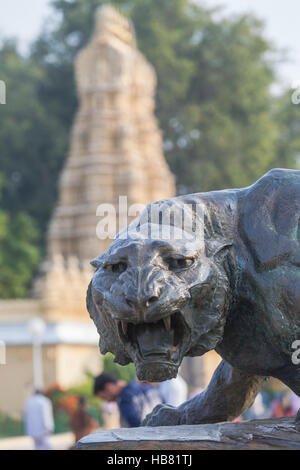 Jaguar oder eine große Katze Statue am Tor zum Palast von Mysore, Mysore oder Mysuru, Kernataka, Indien Stockfoto