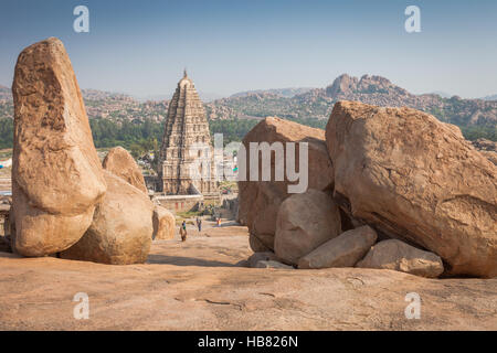 Felsbrocken über dem Tempel in ç Stockfoto