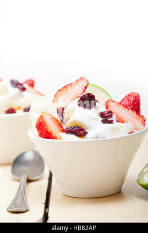 Obst und Joghurt Salat gesundes Frühstück Stockfoto