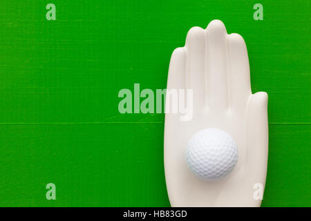 Detail der künstliche Hand mit Golf-Ausrüstungen - flach legen Fotografie Stockfoto