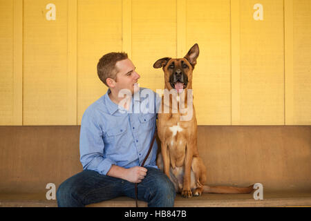 neue pet-Besitzer und seinem Hund auf die Humane Society, Santa Barbara, Kalifornien Stockfoto