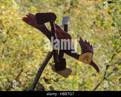Hölzerne Roadrunner Whirligig mit herbstlichen Bäume im Hintergrund Stockfoto